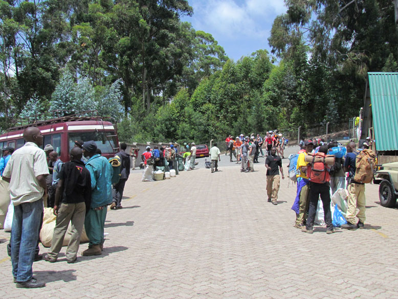 porteadores y montañeros preparando la ascension